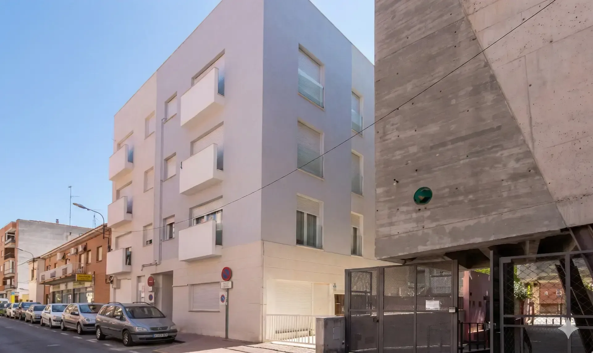 Edificio de viviendas de obra nueva con fachada de hormigón.
